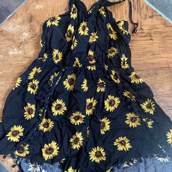 Cute flowy romper - Picture 2 of 3